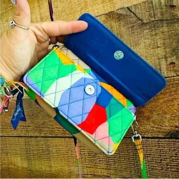 NWOT 
Vera Bradley Pop Art All In One Quilted
RFID Wristlet/Crossbody - Picture 5 of 11